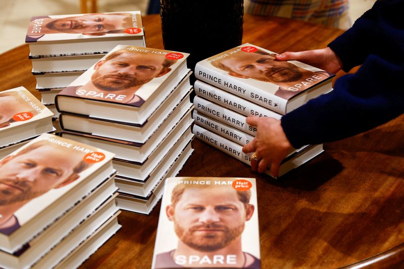 &copy; Reuters. A staff member arranges Britain's Prince Harry's autobiography 'Spare' at Waterstones bookstore, in London, Britain January 10, 2023. REUTERS/Peter Nicholls