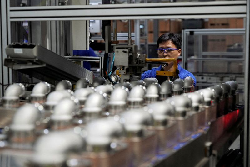&copy; Reuters. FILE PHOTO: An employee works on the production line of vehicle components during a government-organised media tour to a factory of German engineering group Voith, following the coronavirus disease (COVID-19) outbreak, in Shanghai, China July 21, 2022. 