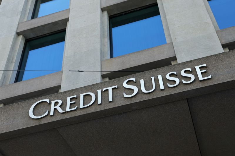 © Reuters. FILE PHOTO: A logo is pictured on the Credit Suisse bank in Geneva, Switzerland, June 9, 2022. REUTERS/Denis Balibouse/File Photo