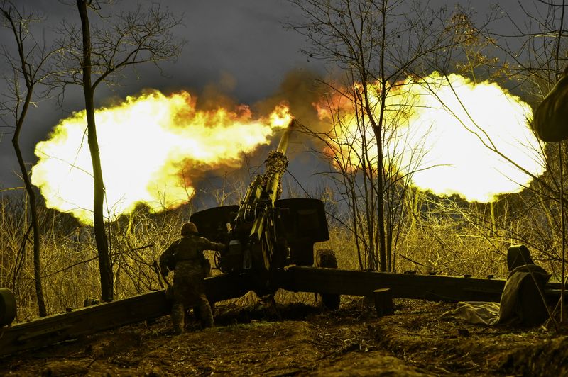 &copy; Reuters. Un militare ucraino spara con un obice 2A65 Msta-B verso le truppe russe, nella regione di Zaporizhzhia, Ucraina, 5 gennaio 2023. REUTERS/Stringer