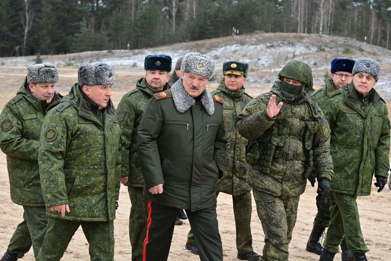 &copy; Reuters. FOTO DE ARCHIVO. El presidente bielorruso, Alexander Lukashenko, visita el campo de entrenamiento Obuz-Lesnovsky, donde están las tropas rusas, en la región de Brest, Bielorrusia. 6 de enero de 2023. Andrei Stasevich/BelTA/Handout vía REUTERS 
