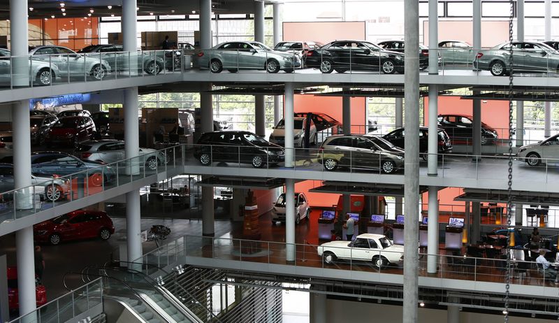 &copy; Reuters. FILE PHOTO: Mercedes-Benz cars are displayed in a dealership of German car manufacturer Daimler in Munich May 17, 2013. Picture taken May 17. TO GO WITH STORY DAIMLER-MERCEDES/DEALERS  REUTERS/Michaela Rehle (GERMANY - Tags: TRANSPORT BUSINESS)