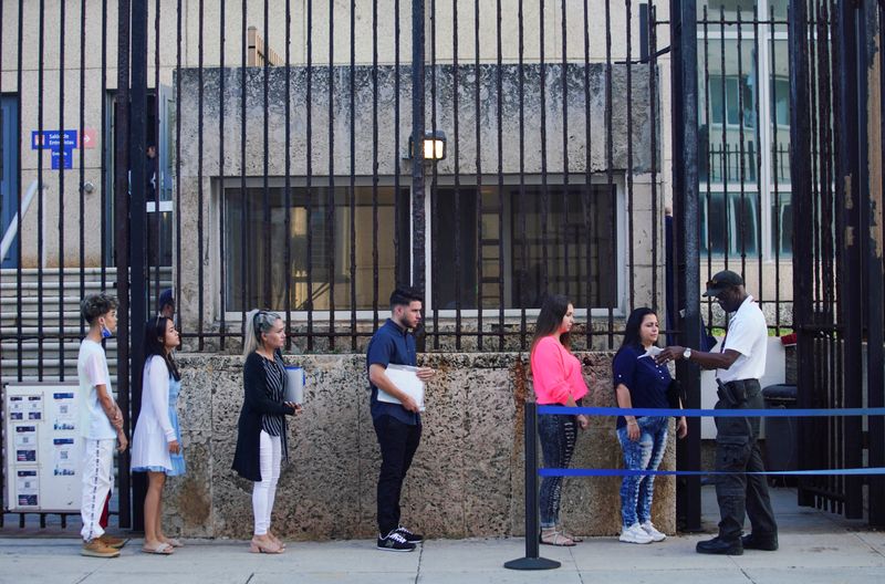 &copy; Reuters. FILE PHOTO: People wait in line to enter the U.S. embassy in Havana, Cuba, January 4, 2023. REUTERS/Alexandre Meneghini