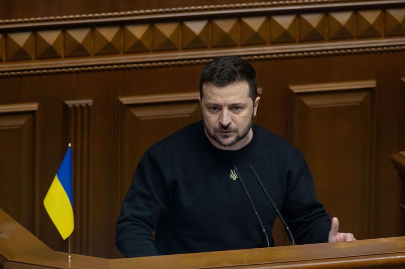 &copy; Reuters. FOTO DE ARCHIVO. El presidente de Ucrania, Volodímir Zelenski, pronuncia su discurso anual ante los legisladores durante una sesión del Parlamento ucraniano, en medio del ataque de Rusia a Ucrania, en Kiev, Ucrania. 28 de diciembre de 2022. Servicio de 