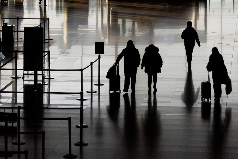 &copy; Reuters. Des voyageurs marchent dans le hall des départs à l'aéroport international de Pékin-Capitale en Chine. /Photo prise le 8 janvier 2023/REUTERS/Thomas Peter