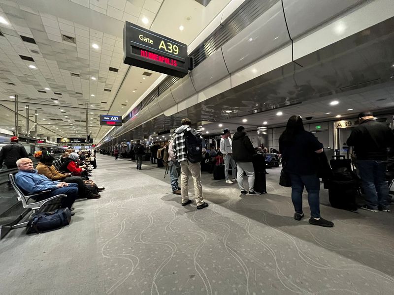 &copy; Reuters. Pessoas aguardam no aeroporto internacional de Denver em meio a atrasos de voos nos EUA
11/01/2023 Chris Wicklund/via REUTERS