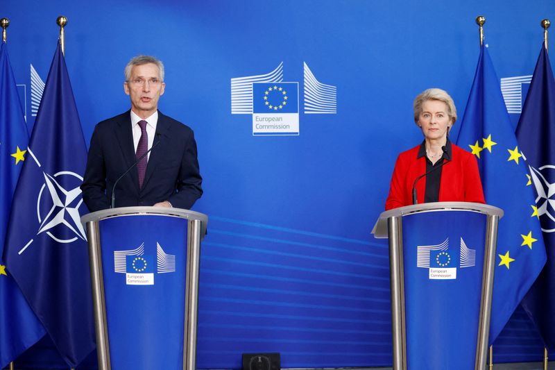 &copy; Reuters. Il segretario generale della Nato Jens Stoltenberg e la presidente della Commissione europea Ursula von der Leyen rilasciano una dichiarazione prima di un incontro a Bruxelles, Belgio, 11 gennaio 2023. REUTERS/Johanna Geron