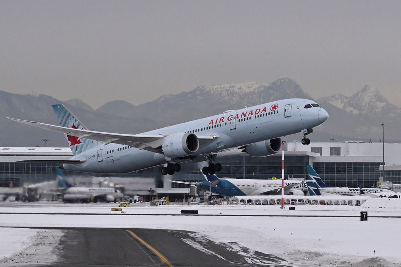 &copy; Reuters. FILE PHOTO: An Air Canada plane takes off following a snow storm at Vancouver International Airport in Richmond, British Columbia, Canada December 22, 2022.  REUTERS/Jennifer Gauthier
