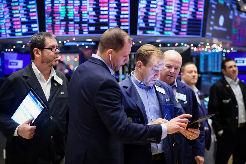 &copy; Reuters. Operadores trabalham no pregão da Bolsa de Valores de Nova York (NYSE), em Nova York, EUA. 05/01/2023. REUTERS/Andrew Kelly