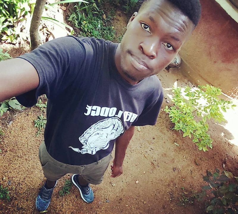 &copy; Reuters. FOTO ARCHIVO: El activista LGBT keniano Edwin Chiloba posa para una selfie en Kakamega, Kenia, publicado el 9 de mayo de 2019 en esta imagen obtenida de las redes sociales. Cortesía de Edwin Chiloba vía Facebook/vía REUTERS