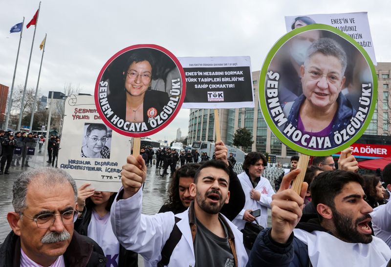 &copy; Reuters. مؤيدون لرئيسة الجمعية الطبية التركية شبنم كورور فينجانجي يتظاهرون أمام قصر العدالة في إسطنبول يوم الأربعاء. تصوير: أوميت بيكتاش - رويترز 