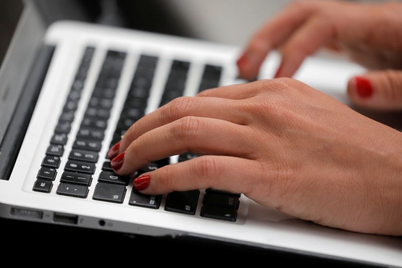 &copy; Reuters. A person types on a laptop computer in Manhattan, New York City, U.S., September 11, 2020. REUTERS/Andrew Kelly