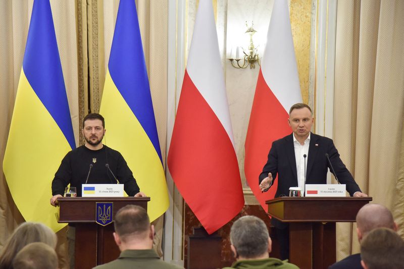 © Reuters. Ukraine's President Volodymyr Zelenskiy and Poland's President Andrzej Duda attend a joint news briefing with Lithuanian President Gitanas Nauseda, amid Russia's attack on Ukraine, in Lviv, Ukraine, January 11, 2023. REUTERS/Pavlo Palamarchuk