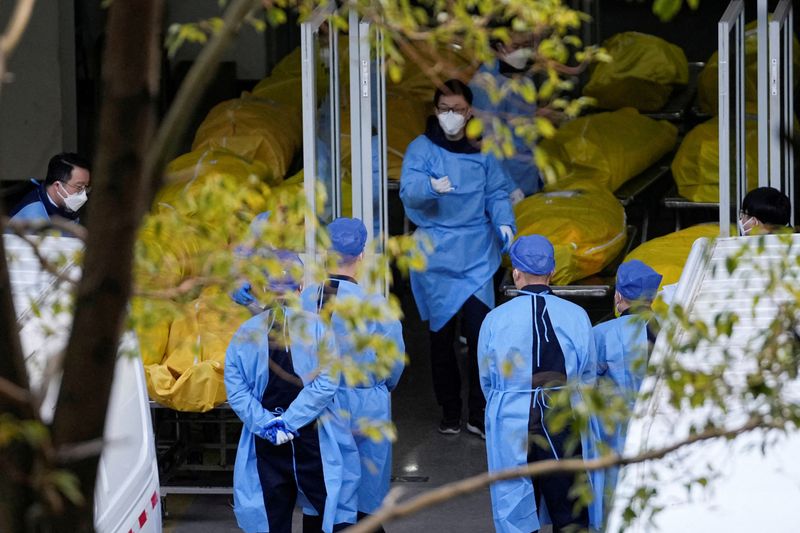 &copy; Reuters. FOTO DE ARCHIVO: Un miembro del personal camina junto a cadáveres en bolsas en una funeraria, mientras continúan los brotes de COVID-19 en Shanghái, China. 4 de enero, 2023. REUTERS/Staff/Archivo