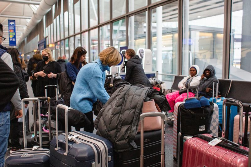 © Reuters. Passengers wait for the resumption of flights at O'Hare International Airport after the Federal Aviation Administration (FAA) had ordered airlines to pause all domestic departures due to a system outage, in Chicago, Illinois, U.S., January 11, 2023. REUTERS/Jim Vondruska