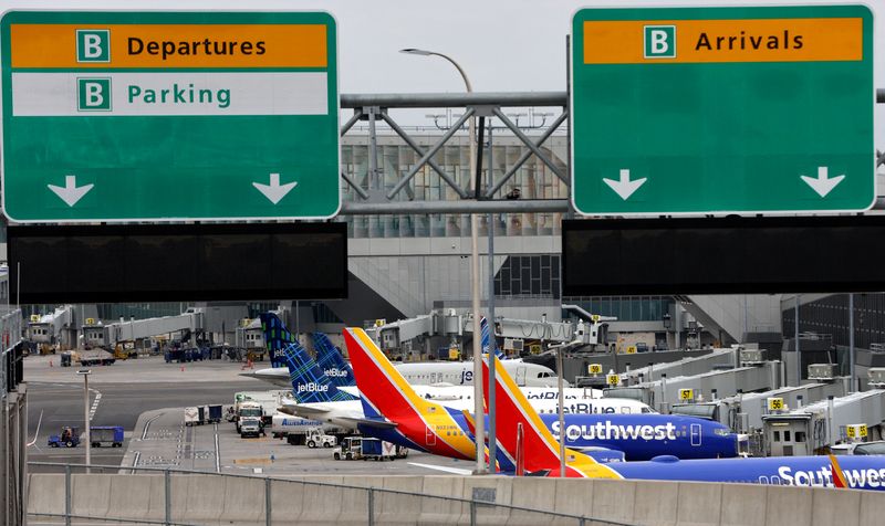 © Reuters. Commercial Airplanes are pictured parked at gates after flights were grounded during an FAA system outage at Laguardia Airport in New York City, New York, U.S., January 11, 2023. REUTERS/Mike Segar