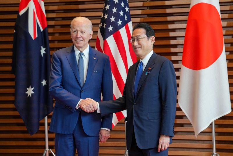 &copy; Reuters. FILE PHOTO: Prime Minister of Japan Fumio Kishida welcomes U.S. President Joe Biden at the entrance hall of the Prime Minister’s Office of Japan in Tokyo, Japan, May 24, 2022. Zhang Xiaoyu/Pool via REUTERS