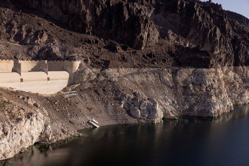 &copy; Reuters. FILE PHOTO: A dry spillway at Hoover Dam, and stairs ending on a cliff are seen next to the growing ring around Lake Mead, where water levels have declined dramatically to lows not seen since the reservoir was filled after the construction of Hoover Dam, 