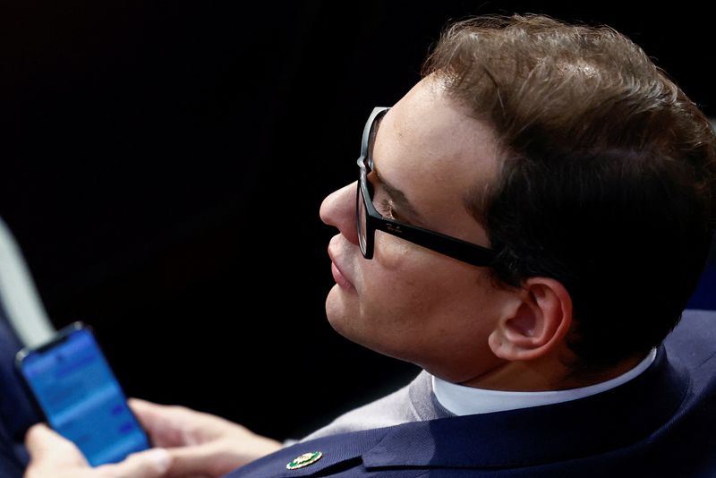 © Reuters. Newly elected U.S. Rep. George Santos (R-NY) sits alone on the floor of the U.S. House of Representatives during voting for a new House Speaker on the fourth day of the 118th Congress at the U.S. Capitol in Washington, U.S., January 6, 2023. REUTERS/Evelyn Hockstein