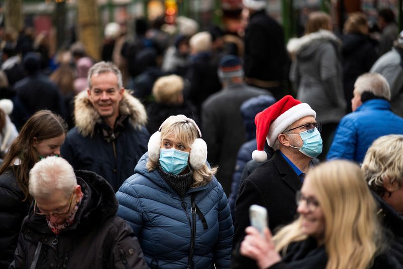 &copy; Reuters. بعض المارة في شوارع مدينة نيويورك يضعون الكمامات كإجراء لحماية أنفسهم من الإصابة بفيروس كورونا يوم 12 ديسمبر كانون الأول 2022. تصوير: إدورادو م