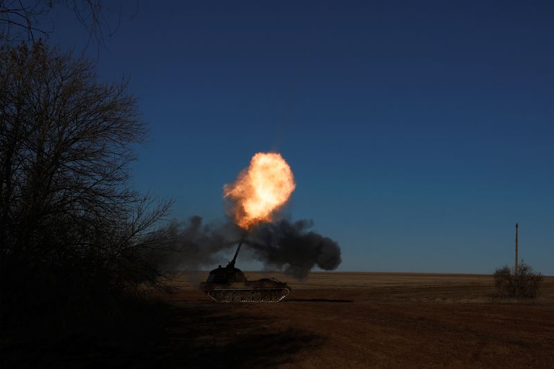 © Reuters. Ukrainian army, of the 43rd Heavy Artillery Brigade fire a German howitzer Panzerhaubitze 2000, as Russia's attack on Ukraine continues, near Soledar, Ukraine, January 11, 2023. REUTERS/Clodagh Kilcoyne