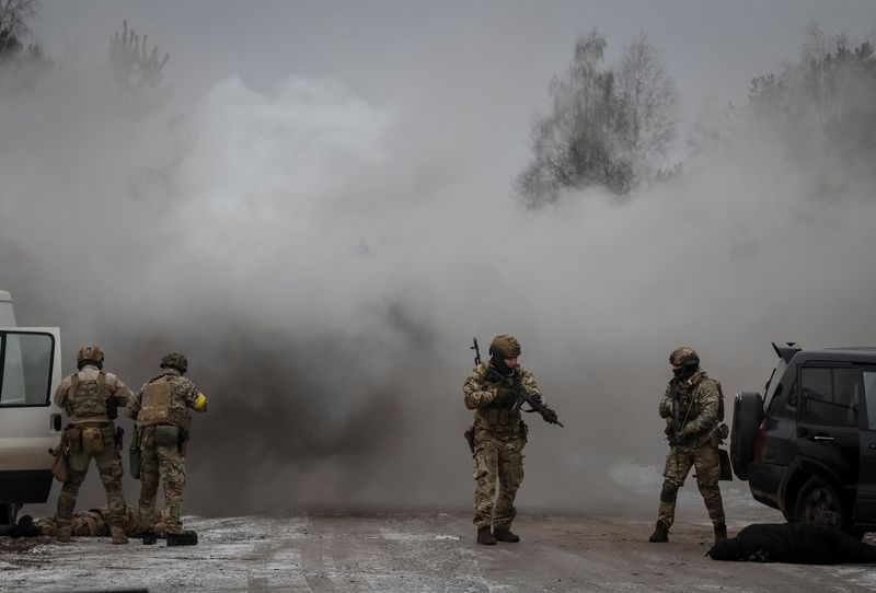 &copy; Reuters. Photo des militaires ukrainiens qui participent à des exercices conjoints près de la frontière avec la Biélorussie. /Photo prise le 11 janvier 2023 près de Rivne, Ukraine/REUTERS/Gleb Garanich