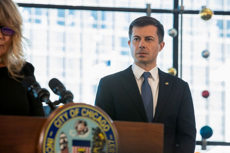&copy; Reuters. FILE PHOTO: U.S. Transportation Secretary Pete Buttigieg attends a press event ahead of expected Thanksgiving travel at O'Hare airport in Chicago, Illinois, U.S., November 21, 2022.  REUTERS/Jim Vondruska