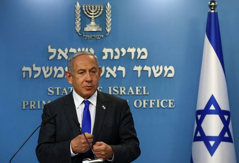 © Reuters. Israeli Prime Minister Benjamin Netanyahu speaks as he and Finance Minister Bezalel Smotrich hold a news conference to present their plan for dealing with price increases in Israel's economy at the Prime Minister's office in Jerusalem, January 11, 2023. REUTERS/Ronen Zvulun