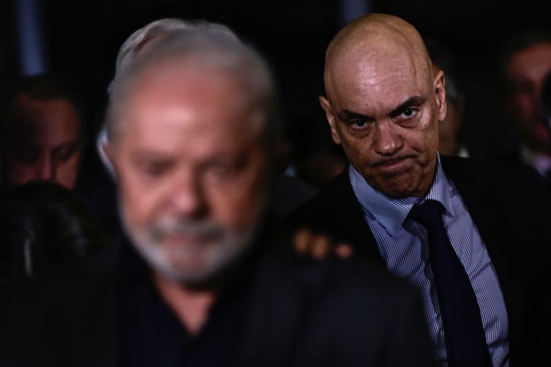 &copy; Reuters. Lula próximo ao ministro Alexandre de Moraes durante encontros de todos os poderes após ataques em Brasília
 9/01/2023
Ueslei Marcelino/Reuters