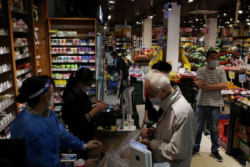 &copy; Reuters. FILE PHOTO: Customers shop at a supermarket in Guangzhou's Haizhu district, after the city announced an easing of COVID-19 curbs amid the coronavirus disease outbreak, in Guangdong province, China November 30, 2022. cnsphoto via REUTERS  