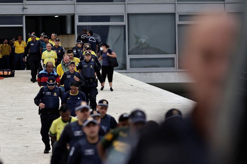 &copy; Reuters. Pessoas presas por invasão às sedes dos Três Poderes em Brasília
08/01/2023
REUTERS/Ueslei Marcelino