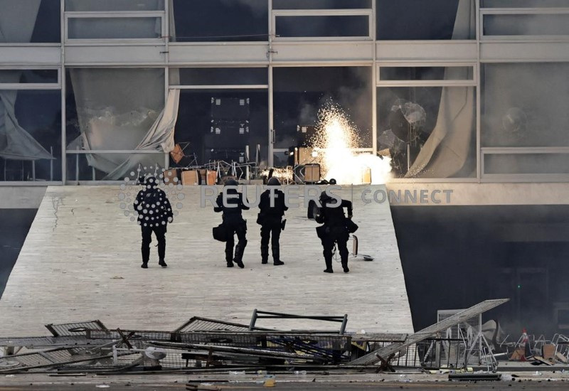 &copy; Reuters. Forças de segurança durante ataque de bolsonaristas às sedes dos Três Poderes em Brasília
08/01/2023
REUTERS/Ueslei Marcelino