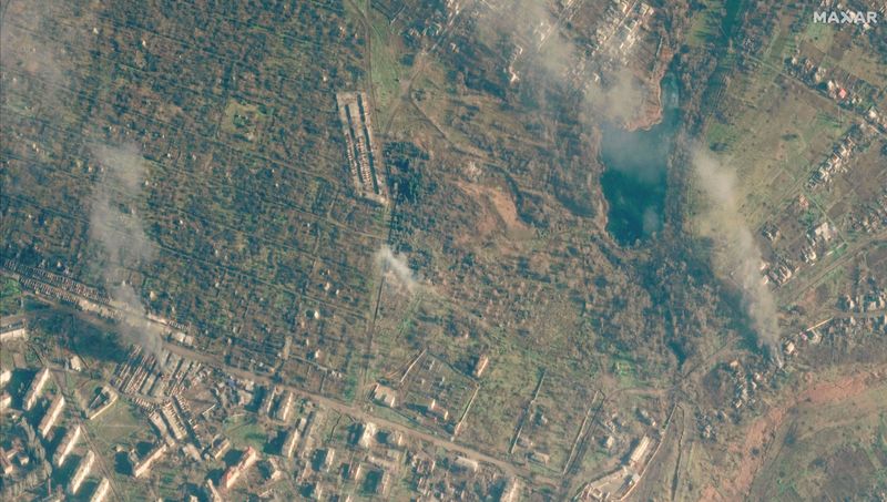 © Reuters. A satellite view shows a smoldering building, in Soledar, Ukraine, January 3, 2023. Satellite image 2023 Maxar Technologies./Handout via REUTERS     
