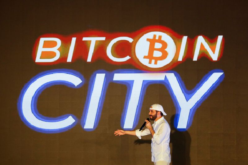 © Reuters. FILE PHOTO: El Salvador’s president Nayib Bukele speaks at the closing party of the “Bitcoin Week” where he announced the plan to build the first “Bitcoin City” in the world, in Teotepeque, El Salvador November 20, 2021. REUTERS/Jose Cabezas