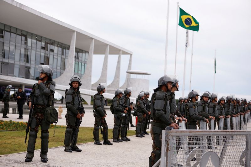 © Reuters. Army officers stand guard outside the Planalto Palace, in Brasilia, Brazil January 11, 2023. REUTERS/Amanda Perobelli
