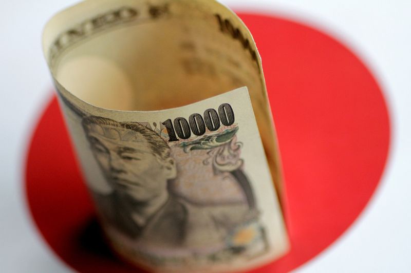 © Reuters. FILE PHOTO: A Japan Yen note is seen in this illustration photo taken June 1, 2017. REUTERS/Thomas White/Illustration/File Photo