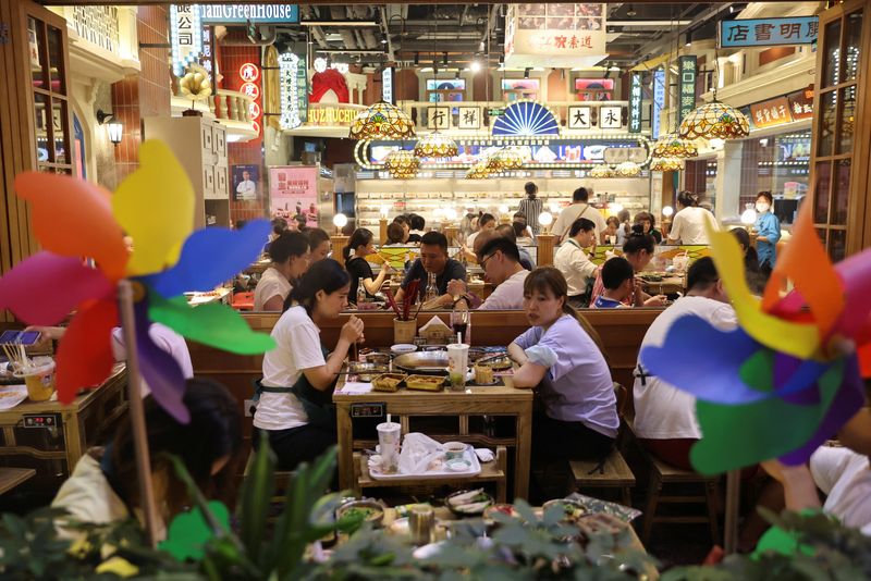 &copy; Reuters. Des clients dînent dans un restaurant situé dans une zone commerciale de Pékin. /Photo prise le 25 juillet 2022/REUTERS/Tingshu Wang