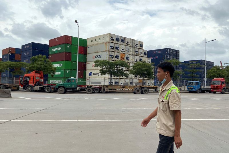 &copy; Reuters. FILE PHOTO: A man walks past containers at a port in Shenzhen, Guangdong province, China June 11, 2022. Picture taken June 11, 2022. REUTERS/David Kirton