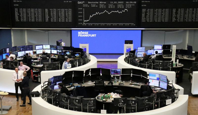 &copy; Reuters. Le graphique de l'indice boursier allemand DAX est représenté à la bourse de Francfort. /Photo prise le 11 janvier 2023/REUTERS/Staff