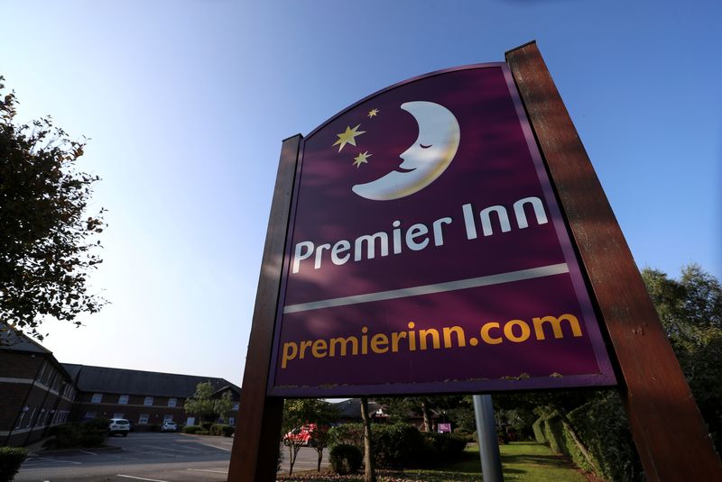 &copy; Reuters. Une enseigne de l'hôtel Premier Inn est vue à l'extérieur de la succursale de Durham North, dans le comté de Durham, en Angleterre. /Photo prise le 22 septembre 2020/REUTERS/Lee Smith