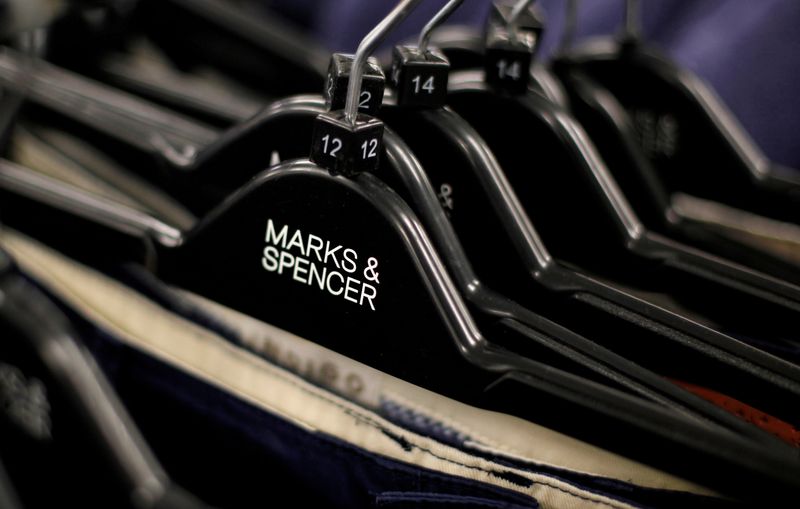 &copy; Reuters. Vêtements exposés sur des cintres dans un magasin Marks & Spencer au nord-ouest de Londres. /Photo prise le 8 juillet 2014/REUTERS/Suzanne Plunkett