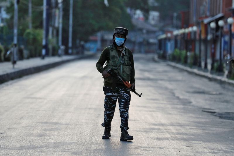 &copy; Reuters. FILE PHOTO: An Indian Central Reserve Police Force (CRPF) officer patrols on an empty street during a lockdown on the first anniversary of the revocation of Kashmir's autonomy, in Srinagar August 5, 2020. REUTERS/Danish Ismail/File Photo