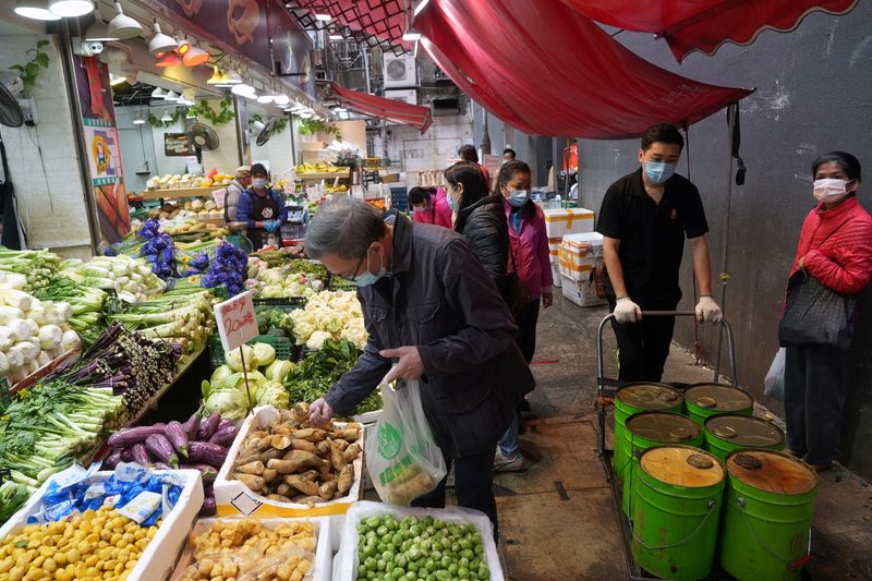 &copy; Reuters. Mercado em Hong Kong
08/02/2022. REUTERS/Lam Yik