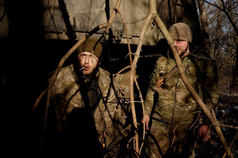 &copy; Reuters. Le militaire ukrainien Hryhorii, 42 ans, de la 43e brigade d'artillerie lourde, sort d'un obusier allemand Panzerhaubitze 2000, alors que l'attaque de la Russie contre l'Ukraine se poursuit, près de Soledar, en Ukraine. /Photo prise le 11 janvier 2023/RE