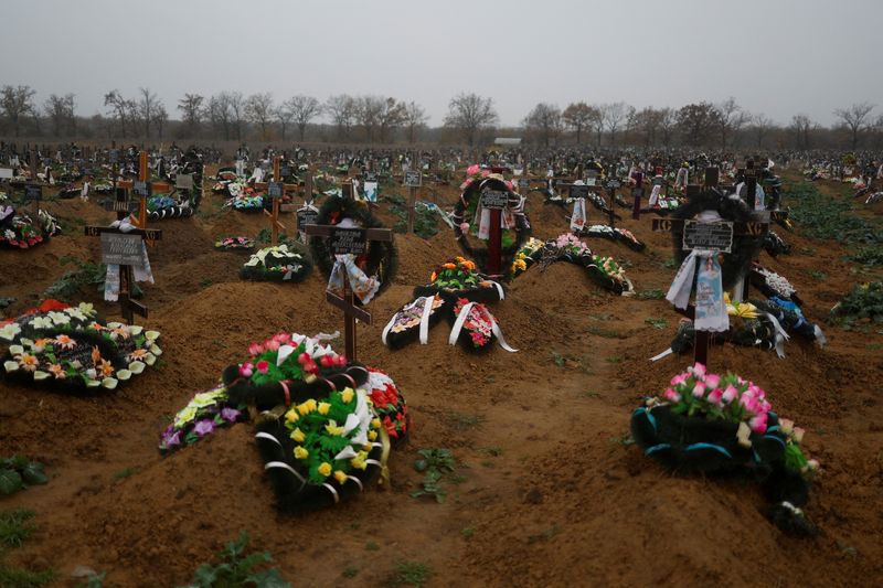 &copy; Reuters. FILE PHOTO: Graves of people who died during a Russian occupation are seen at the city’s cemetery after Russia's retreat Kherson, Ukraine November 17, 2022.  REUTERS/Valentyn Ogirenko