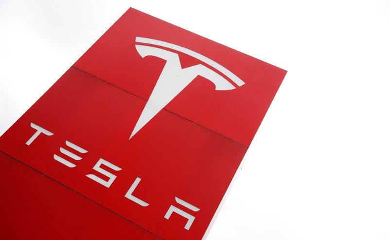 &copy; Reuters. FOTO DE ARCHIVO: El logotipo de la automotriz Tesla se ve en un concesionario en Londres, Gran Bretaña. 14 de mayo, 2021. REUTERS/Matthew Childs/Archivo