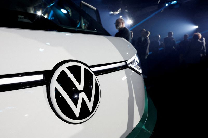 © Reuters. FILE PHOTO: The VW logo is seen on the ID. Buzz, a fresh take on the iconic vehicle of the Volkswagen brand, during its world premiere in Paris, France, March 9, 2022. REUTERS/Benoit Tessier/File Photo