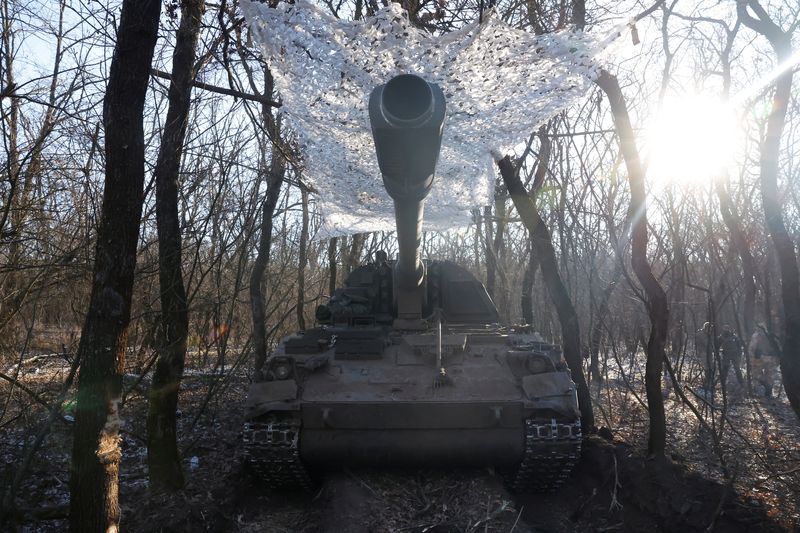 &copy; Reuters. A German howitzer Panzerhaubitze 2000 is disguised by Ukrainian army of the 43rd Heavy Artillery Brigade, as Russia's attack on Ukraine continues, near Soledar, Ukraine, January 11, 2023. REUTERS/Clodagh Kilcoyne