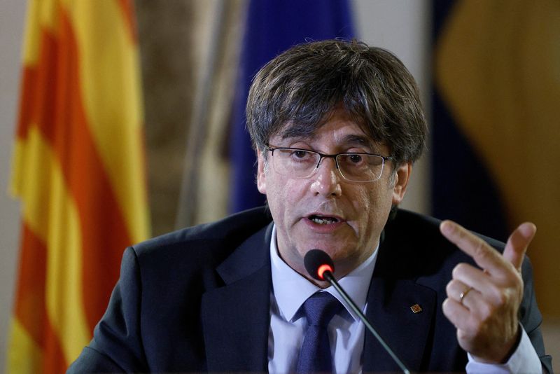 &copy; Reuters. FILE PHOTO: Catalan separatist leader Carles Puigdemont delivers remarks to the media after the first hearing on his European arrest warrant, in Alghero, Italy, October 4, 2021. REUTERS/Guglielmo Mangiapane