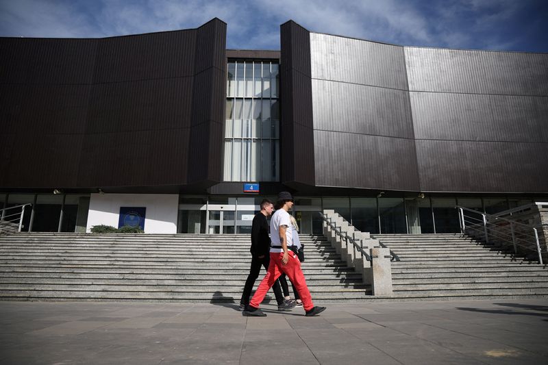 &copy; Reuters. People walk in front of the Polish Central Bank (NBP) building in Warsaw, Poland, September 8, 2022. REUTERS/Kacper Pempel